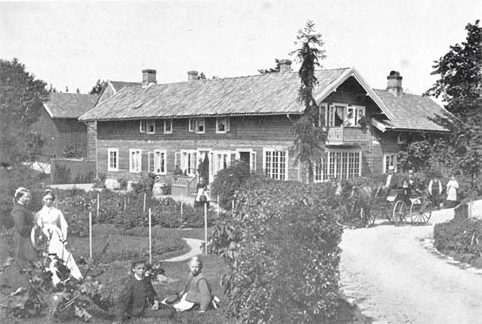 Historisk fotografi av Lille Kastellet med hage og beboere